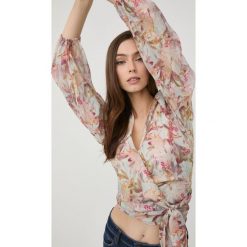 Guess bluzka damska wzorzysta. Bluzki Guess, l, z aplikacjami, z tkaniny, bez kołnierzyka, bez ramiączek. Za 519.99 zł.