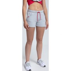 Spodenki dresowe damskie SKDD300 - chłodny jasny szary. Szorty marki 4f. Za 49.99 zł.