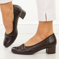 Czarne kawa skórzane Polskie czółenka damskie Suzana 4098. Czarne czółenka Suzana, na lato, bez wzorów, ze skóry, eleganckie, z okrągłym noskiem, bez obcasa, na obcasie, bez zapięcia. Za 429.00 zł.