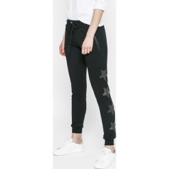 Femi Stories - Spodnie Sky. Spodnie sportowe marki Femi Stories. W wyprzedaży za 139.90 zł.