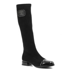 Czarne Kozaki Do Kolan Artiker Eleganckie Obuwie Damskie. Czarne kozaki Artiker, z aplikacjami, z lakierowanej skóry, eleganckie, bez obcasa, na obcasie, bez zapięcia. Za 299.00 zł.