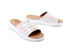 CAPRICE 27207-28 108 white foil, klapki damskie. Białe klapki Caprice, bez wzorów, bez obcasa, na koturnie, bez zapięcia. Za 249.90 zł.