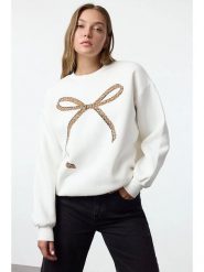 Trendyol Sweter w kolorze białym rozmiar: M. Białe swetry Trendyol, m, bez wzorów, bez ramiączek. Za 104.89 zł.
