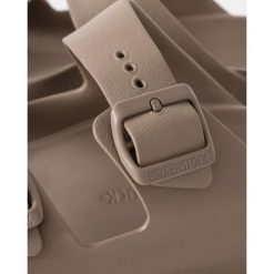 Sandały Birkenstock Arizona Eva Damskie. Brązowe sandały Birkenstock, bez wzorów, z materiału, bez obcasa, bez zapięcia. Za 326.10 zł.