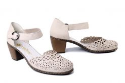 RIEKER 40902-60 beige, czółenka damskie. Brązowe czółenka Rieker, na lato, w ażurowe wzory, z gumy, bez obcasa, na obcasie, bez zapięcia. Za 299.90 zł.