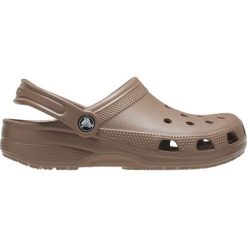 Klapki dla dorosłych Crocs Classic. Brązowe klapki Crocs, bez wzorów, bez obcasa, bez zapięcia. W wyprzedaży za 179.96 zł.