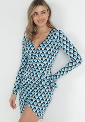 Niebieska Dopasowana Sukienka w Geometryczny Wzór z Ozdobnym Wiązaniem Ashlesha. Niebieskie sukienki Born2be, m, z aplikacjami, bez kołnierzyka, bez ramiączek, mini, dopasowane. W wyprzedaży za 97.99 zł.