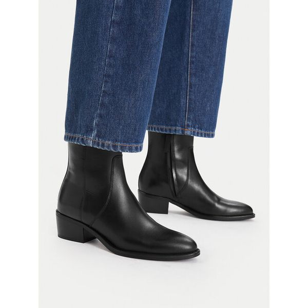 Botki GINO ROSSI. Czarne botki Gino Rossi, bez wzorów, bez obcasa, na słupku, bez zapięcia. Za 329.99 zł.