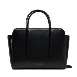 Torebka Calvin Klein. Czarne torebki klasyczne Calvin Klein, bez wzorów, klasyczne, bez dodatków. Za 1,399.00 zł.