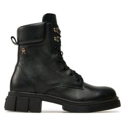 Trapery Tommy Hilfiger. Czarne traperki Tommy Hilfiger, bez wzorów, bez obcasa, bez zapięcia. Za 899.99 zł.