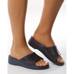 Granatowe Klapki Tradition. Klapki marki Born2be. Za 29.99 zł.