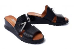 ARTIKER RELAKS 52C0514 czarny, klapki damskie. Czarne klapki Artiker Relaks, bez wzorów, ze skóry, bez obcasa, na koturnie, bez zapięcia. Za 199.90 zł.