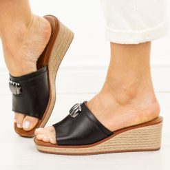 Czarne klapki damskie na koturnie Sergio Leone Kl325. Czarne klapki Sergio Leone, z aplikacjami, z jeansu, eleganckie, bez obcasa, na koturnie, bez zapięcia. Za 179.00 zł.