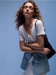 Elegancka bluzka z ozdobnymi wiązaniami - biały. Białe bluzki Sinsay, l, bez wzorów, eleganckie, bez kołnierzyka, bez ramiączek. Za 25.99 zł.