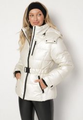 Biała Pikowana Kurtka Zimowa z Paskiem z Klamerką w Stylu Retro Alorisse. Białe kurtki Born2be, na zimę, l, bez wzorów, z jeansu, retro, bez kaptura. Za 249.99 zł.