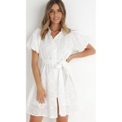 Biała Sukienka z Bawełny Zanpey. Białe sukienki Born2be, m, bez wzorów, z bawełny, eleganckie, bez kołnierzyka, bez ramiączek, mini, rozkloszowane. Za 259.99 zł.