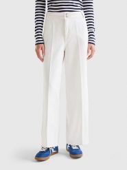 Benetton Dżinsy - Relaxed fit - w kolorze białym rozmiar: 32. Białe jeansy Benetton, bez wzorów, z bawełny, z podwyższonym stanem. Za 74.99 zł.