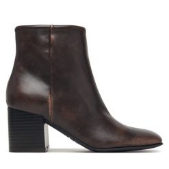 Botki Guess. Brązowe botki Guess, z aplikacjami, bez obcasa, na słupku, bez zapięcia. Za 494.99 zł.