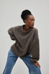 Sweter oversize z bufiastym rękawem w kolorze BROWN MELANGE - RIVERO-UNI. Brązowe swetry Marsala, na zimę, bez wzorów, z poliamidu, wizytowe, bez ramiączek. W wyprzedaży za 244.93 zł.