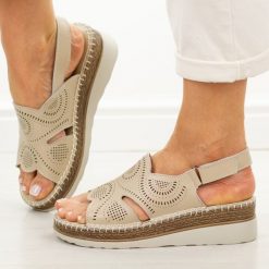 Beżowe skórzane sandały damskie na koturnie S.Barski 5916. Brązowe sandały S.BARSKI, bez wzorów, z jeansu, bez obcasa, na koturnie, bez zapięcia. Za 249.00 zł.