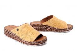 MANITU 900185-06 gelb, klapki damskie. Żółte klapki Manitu, bez wzorów, ze skóry, bez obcasa, bez zapięcia. Za 229.42 zł.