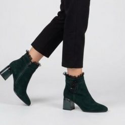 Botki damskie S. Barski, skórzane bogato zdobione na obcasie i na zamek, zielone, MR52-127. Zielone botki S.BARSKI, z aplikacjami, z lakierowanej skóry, eleganckie, bez obcasa, na obcasie, bez zapięcia. Za 319.00 zł.