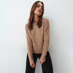 Błyszczący sweter z okrągłym dekoltem - Beżowy. Brązowe swetry Mohito, l, bez wzorów, bez ramiączek. W wyprzedaży za 89.99 zł.