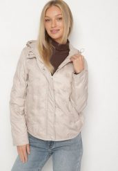 Beżowa Przejściowa Kurtka z Geometrycznym Pikowaniem i Kapturem Arevitta. Brązowe kurtki Born2be, na wiosnę, l, bez wzorów, eleganckie. Za 209.99 zł.