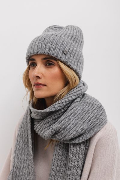 WEŁNIANA CZAPKA GILDA SZARA One size - Flawless. Szare czapki zimowe Flawless, bez wzorów, z kaszmiru, eleganckie. Za 195.50 zł.