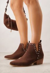 Brązowe Botki Vices na Słupku z Ażurową Cholewką Nitami i Wycięciem Borfedi. Brązowe botki Renee, z aplikacjami, z jeansu, biznesowe, ze szpiczastym noskiem, bez obcasa, na obcasie, bez zapięcia. Za 149.99 zł.