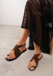 Brązowe Sandały VICES z Imitacji Zamszu o Fasonie Japonek z Paskiem na Palec Cresea. Brązowe sandały Renee, bez wzorów, bez obcasa, na płaskiej podeszwie, bez zapięcia. Za 69.99 zł.