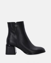 CZARNE SZTYBLETY NA OBCASIE 53C0521 BLACK. Czarne botki Venezia, bez wzorów, ze skóry, bez obcasa, na obcasie, bez zapięcia. Za 499.00 zł.