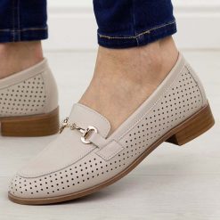 Beżowe skórzane ażurowe mokasyny damskie S.Barski 51-588. Brązowe mokasyny S.BARSKI, w ażurowe wzory, z jeansu, z okrągłym noskiem. Za 229.00 zł.