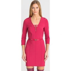 MALINOWA SUKIENKA ELISABETTA FRANCHI. Różowe sukienki Elisabetta Franchi, na imprezę, z aplikacjami, bez kołnierzyka, bez ramiączek, mini. Za 999.50 zł.