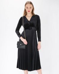 Welurowa sukienka z paskiem. Sukienki Unisono, l, bez wzorów, z tkaniny, wizytowe, bez kołnierzyka, bez ramiączek, kopertowe. Za 269.00 zł.