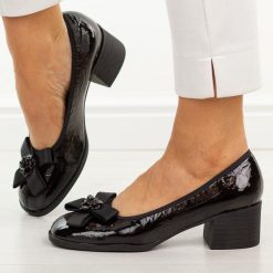 Czarne skórzane półbuty damskie Cambell 98333. Czarne półbuty wsuwane Cambell, na lato, bez wzorów, z jeansu, eleganckie, bez obcasa, na obcasie. Za 229.00 zł.