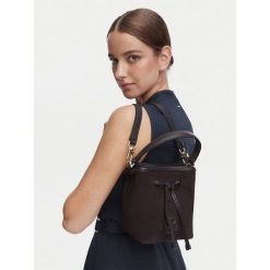 Torebka BOSS. Brązowe torebki klasyczne Boss, bez wzorów, klasyczne, bez dodatków. Za 699.99 zł.