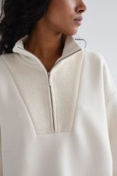 Bluza damska z zamkiem na dekolcie w kolorze LIGHT BEIGE- CLERMONT-UNI. Brązowe bluzy bez kaptura Marsala, bez wzorów, z bawełny, bez kaptura. Za 319.90 zł.