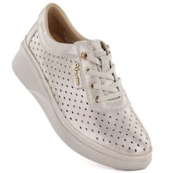 Skórzane półbuty damskie ażurowe na koturnie złote Vinceza 79603. Żółte półbuty wsuwane VINCEZA, w ażurowe wzory, ze skóry, bez obcasa, na koturnie. Za 179.99 zł.