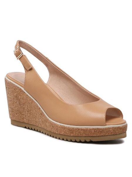 Clara Barson Sandały BETTY WS22257-01 Beżowy. Brązowe sandały Clara Barson, bez wzorów, z syntetyku, bez obcasa, na koturnie, bez zapięcia. Za 129.99 zł.