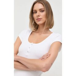 Guess t-shirt damski kolor biały. Białe t-shirty Guess, l, z aplikacjami, z materiału, bez kołnierzyka, bez ramiączek. W wyprzedaży za 222.99 zł.