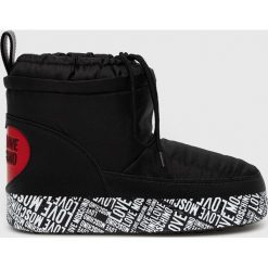 Love Moschino śniegowce kolor czarny. Czarne śniegowce Love Moschino, bez wzorów, z gumy, bez zapięcia. Za 699.99 zł.