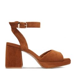 Sandały DeeZee. Brązowe sandały DeeZee, bez wzorów, bez obcasa, na słupku, bez zapięcia. Za 139.99 zł.