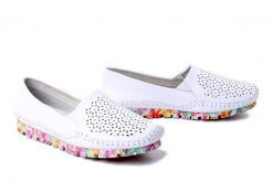 ARTIKER RELAKS 58C0581 biały, półbuty damskie. Białe półbuty wsuwane Artiker Relaks, na lato, w ażurowe wzory, ze skóry, bez obcasa. Za 148.67 zł.