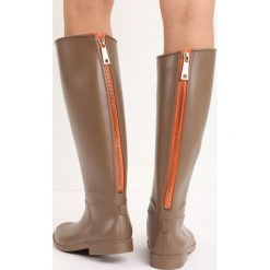 Ciemnobeżowe Kalosze Slider. Kalosze marki Born2be. Za 59.99 zł.