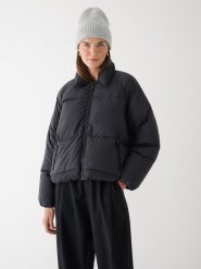 Dwustronna kurtka puchowa z wypełnieniem naturalnym damska Outhorn - czarna. Czarne kurtki Outhorn, na zimę, m, bez wzorów, z puchu, bez kaptura. W wyprzedaży za 249.99 zł.