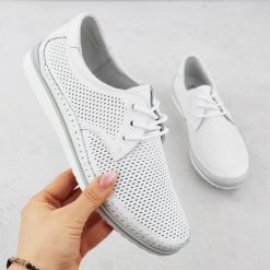 Skórzane półbuty damskie perforowane komfortowe białe T.Sokolski W26-01. Białe półbuty wsuwane T.Sokolski, bez wzorów, ze skóry, bez obcasa. Za 179.99 zł.
