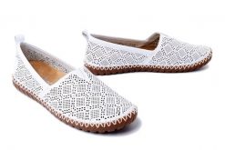 RIEKER M2851-80 white, półbuty damskie. Białe półbuty wsuwane Rieker, na lato, w ażurowe wzory, bez obcasa. Za 319.90 zł.