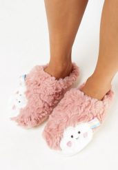 Różowe Kapcie z Miękkiego Futerka z Naszywką w Kształcie Chmurki Liounie. Czerwone kapcie Born2be, z aplikacjami. W wyprzedaży za 16.99 zł.
