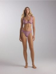 Siateczkowe majtki typu stringi - fioletowy. Fioletowe stringi Reserved, bez wzorów. W wyprzedaży za 12.99 zł.